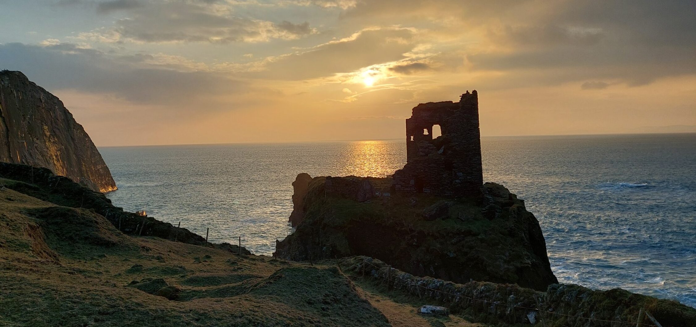 Caisleán Dún an Óir Old Castle on Cape